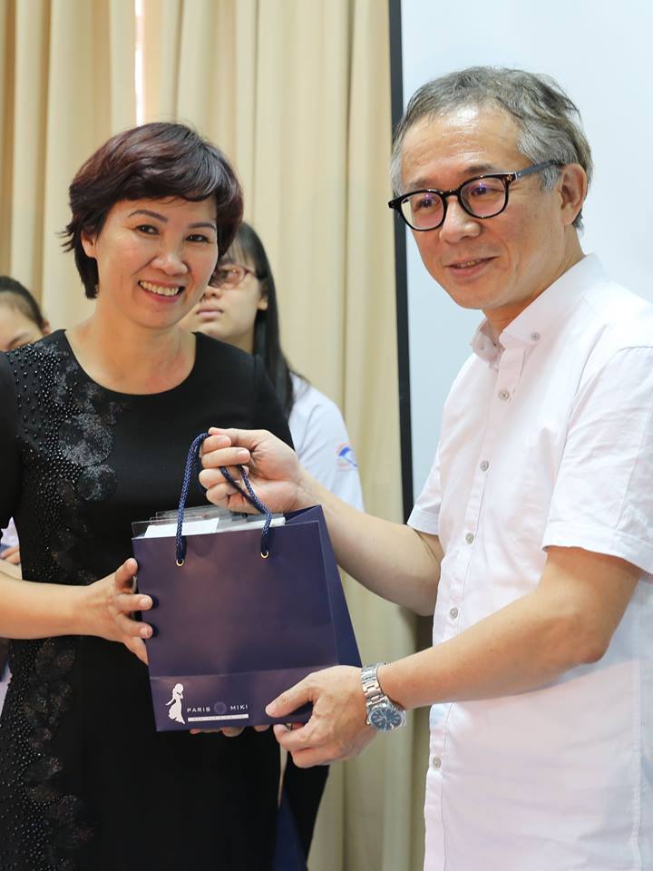 Đại diện Paris Miki vinh dự mang đến những món quà nhỏ cho trẻ em khiếm thị
